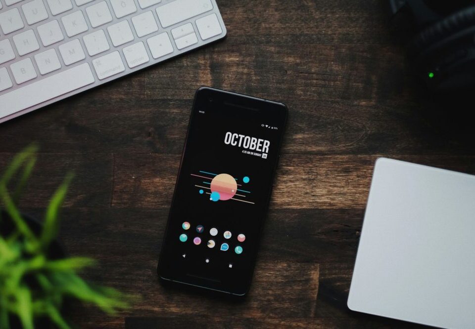 How to design a website for a mobile app in 2026?